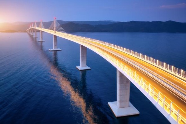 DECADE IN REVIEW MCI BRIDGES